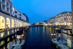 Hamburg Architekturfotografie und Hafen Februar 2024 Historische Architektur bei Dämmerung am Alsterfleet in Hamburg