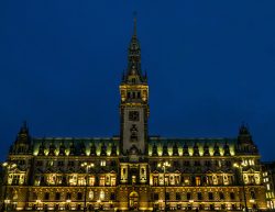 Hamburg Architekturfotografie und Hafen Februar 2024 Beleuchtetes Hamburger Rathaus bei Nacht mit klarem Himmel