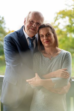 Hochzeitsfotografie Älteres Paar mit Umarmung im Freien bei Tageslicht