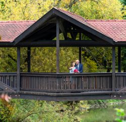 Hochzeitsfotografie Paar auf Brücke im Herbstwald