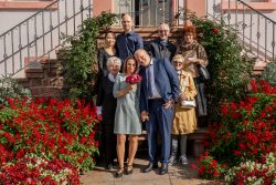 Hochzeitsfotografie Familienfoto bei Hochzeitsfeier auf mit Blumen geschmückter Treppe