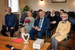 Hochzeitsfotografie Hochzeitspaar im Standesamt mit Familie und Freunden