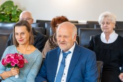 Hochzeitsfotografie Älteres Paar bei einer feierlichen Zeremonie in einem kleinen Saal