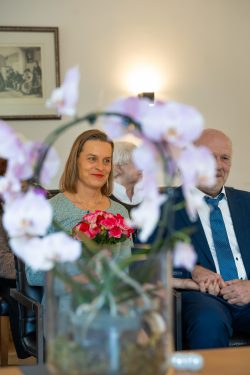 Hochzeitsfotografie Ältere Menschen in einem gepflegten Zimmer mit Orchideen