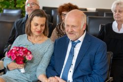Hochzeitsfotografie Älteres Paar bei einer Hochzeit im Standesamt mit Blumenstrauß