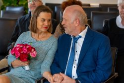 Hochzeitsfotografie Ein älteres Paar bei einer Hochzeitszeremonie mit Blumenstrauß