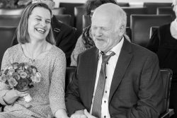 Hochzeitsfotografie Fröhliches älteres Paar lacht während einer Zeremonie in Schwarz-Weiß