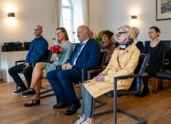 Hochzeitsfotografie Gruppe von Menschen bei einer Zeremonie in einem Raum mit Stühlen