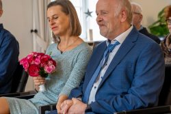 Hochzeitsfotografie Paar bei einer feierlichen Zeremonie, Frau mit Blumenstrauß