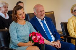 Hochzeitsfotografie Älteres Paar bei einer Zeremonie, Frau hält Blumenstrauß