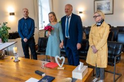 Hochzeitsfotografie Paar bei ihrer Hochzeit mit Zeugen im Standesamt