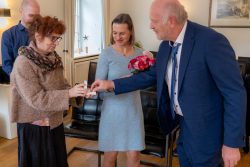 Hochzeitsfotografie Hochzeitszeremonie mit Brautpaar und Standesbeamten in elegantem Raum