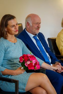 Hochzeitsfotografie Mann und Frau in feierlicher Kleidung mit Blumenstrauß bei einem Event