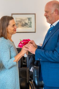 Hochzeitsfotografie Ein Paar tauscht Blumen bei einer Zeremonie in einem Saal