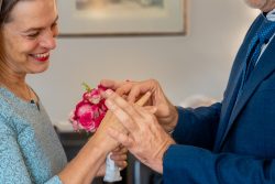 Hochzeitsfotografie Älteres Paar tauscht Eheringe bei einer Hochzeit aus