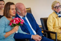 Hochzeitsfotografie Gruppe von Menschen in formeller Kleidung bei einem feierlichen Anlass fotografiert