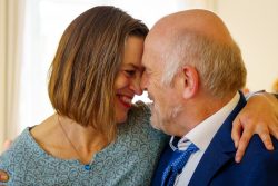 Hochzeitsfotografie Lachendes Paar umarmt sich und genießt einen herzlichen Moment