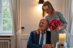 Hochzeitsfotografie Älteres Paar bei Hochzeit mit Blumenstrauß