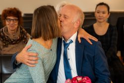 Hochzeitsfotografie Älteres Paar küssend in formeller Umgebung