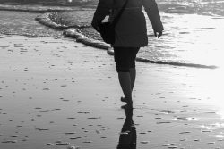 Insel Sylt Februar 2025 Eine Person genießt einen ruhigen Spaziergang entlang des Strandes bei Sonnenuntergang Insel Sylt Februar 2025 Person geht barfuß entlang eines Strandes bei Sonnenuntergang