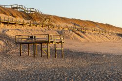 Insel Sylt Februar 2025 Der Holzsteg in List auf Sylt bietet einen atemberaubenden Ausblick bei Sonnenuntergang. Insel Sylt Februar 2025 Holzsteg am Sandstrand von List auf Sylt bei Sonnenuntergang