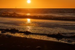 Insel Sylt Februar 2025 Ein ruhiger Moment bei Sonnenuntergang an der Küste. Insel Sylt Februar 2025 Sonnenuntergang über der Küste mit Wellen und Schaum