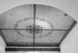 Insel Sylt Februar 2025 Historische Holzdecke mit religiösem Text und kunstvoller Verzierung Insel Sylt Februar 2025 Kirchenholzdecke mit kunstvollen Holzschnitzereien und einem religiösen Schriftzug