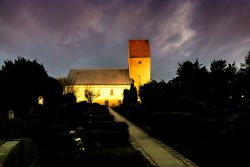Insel Sylt Februar 2025 Die Kirche erstrahlt nachts in warmem Licht und schafft eine friedliche Stimmung. Insel Sylt Februar 2025 Nachts beleuchtete Kirche mit Turm und gepflegtem Vorplatz