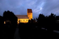 Insel Sylt Februar 2025 Eine Kirche erstrahlt bei Dämmerung und bietet einen kontrastreichen Anblick gegen den dunklen Himmel Insel Sylt Februar 2025 Beleuchtete Kirche bei Dämmerung mit dunklem Himmel