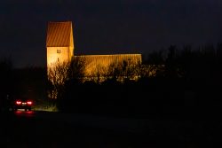 Insel Sylt Februar 2025 Eine Kirche erstrahlt nachts im Licht, während ein Auto im Vordergrund steht Insel Sylt Februar 2025 Beleuchtete Kirche bei Nacht mit Auto im Vordergrund