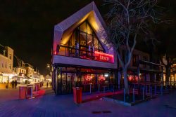 Insel Sylt Februar 2025 Das Gosch Restaurant erstrahlt nachts in Neonlicht auf Sylt. Insel Sylt Februar 2025 Gosch Restaurant bei Nacht mit Neonlichtern auf Sylt