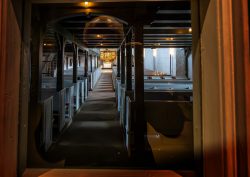 Insel Sylt Februar 2025 Durchblick in eine alte Kirche mit abgedunkelten Bänken und beleuchtetem Altar Insel Sylt Februar 2025 Blick in historisches Kircheninnere mit beleuchtetem Altarraum