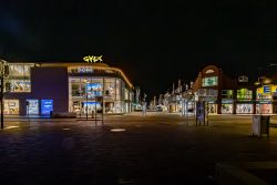 Insel Sylt Februar 2025 Eine stimmungsvolle Aufnahme einer Einkaufsstraße bei Nacht mit leuchtenden Schaufenstern Insel Sylt Februar 2025 Beleuchtete Einkaufsstraße bei Nacht in einer europäischen Stadt