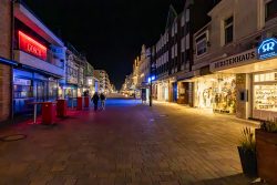 Insel Sylt Februar 2025 Eine ruhige Nacht in einer charmanten Einkaufsstraße mit leuchtenden Schaufenstern Insel Sylt Februar 2025 Nachtaufnahme einer beleuchteten Einkaufsstraße mit Geschäften und wenigen Passanten