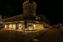 Insel Sylt Februar 2025 Ein Geschäft in der Nacht, stimmungsvoll beleuchtet in einer ruhigen Straße Insel Sylt Februar 2025 Nachtansicht eines beleuchteten Geschäftsgebäudes in einer Einkaufsstraße