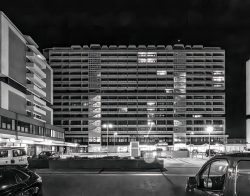Insel Sylt Februar 2025 Beleuchtete Wohnanlage in städtischer Umgebung bei Nacht Insel Sylt Februar 2025 Moderne Wohnanlage bei Nacht mit beleuchteten Fenstern in Schwarz-Weiß