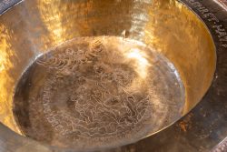 Insel Sylt Februar 2025 Detailliertes Taufbecken mit eingravierten religiösen Szenen Insel Sylt Februar 2025 Messingbronze Taufbecken mit eingravierten religiösen Motiven