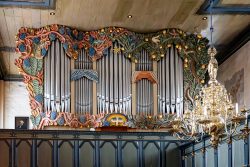 Insel Sylt Februar 2025 Die Orgel in der Kirche ist kunstvoll mit floralen Holzschnitzereien verziert Insel Sylt Februar 2025 Detailreich verzierte Orgel in einer historischen Kirche mit aufwendiger Holzschnitzerei