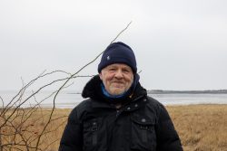 Insel Sylt Februar 2025 Mann in warmer Kleidung an einem kalten Küstentag Insel Sylt Februar 2025 Älterer Mann in Winterkleidung vor Küstenlandschaft