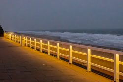 Insel Sylt Februar 2025 Eine stimmungsvolle Promenade am Meer bei Abenddämmerung Insel Sylt Februar 2025 Beleuchtete Promenade am Abend mit Blick aufs Meer