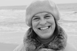 Insel Sylt Februar 2025 Eine Frau genießt einen Tag am Strand bei kühlem Wetter. Insel Sylt Februar 2025 Ältere Frau am Strand lachend bei kaltem Wetter