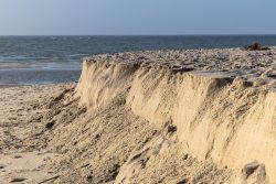 Insel Sylt Februar 2025 Ein Beispiel für Stranderosion durch Wind und Wasser an der Küste Insel Sylt Februar 2025 Erosionskante an einem Sandstrand bei ruhiger See