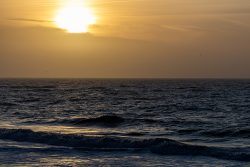 Insel Sylt Februar 2025 Ein ruhiger Abendhimmel reflektiert im Meer Insel Sylt Februar 2025 Sonnenuntergang über einem ruhigen Meer mit sanften Wellen