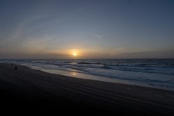 Insel Sylt Februar 2025 Ein friedlicher Sonnenuntergang über der Nordsee, der den Himmel in warme Farben taucht Insel Sylt Februar 2025 Sonnenuntergang am Nordseestrand mit ruhigen Wellen