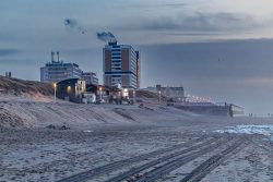 Insel Sylt Februar 2025 Beleuchtete Promenade und Meer bei Dämmerung Insel Sylt Februar 2025 Abendliche Strandpromenade mit beleuchteten Gebäuden und Meer