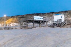 Insel Sylt Februar 2025 Ein Rettungsstand auf einer Stranddüne auf Sylt in der Dämmerung aufgenommen Insel Sylt Februar 2025 Stranddüne mit Rettungsstation auf Sylt bei Abenddämmerung