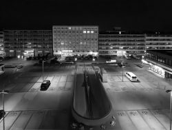 Insel Sylt Februar 2025 Ein ruhiger, beleuchteter Parkplatz in einer Wohngegend bei Nacht aufgenommen. Insel Sylt Februar 2025 Nachts beleuchteter Parkplatz vor einem Wohnblock