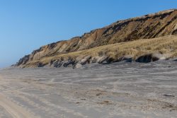 Insel Sylt Februar 2025 Weite Sandstrände und beeindruckende Dünen auf einer idyllischen Nordseeinsel Insel Sylt Februar 2025 Sandstrand mit Dünen und blauen Himmel auf einer Nordseeinsel