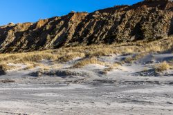 Insel Sylt Februar 2025 Beeindruckende Steilküste mit Sandstrand auf Sylt an einem sonnigen Tag Insel Sylt Februar 2025 Sylt Steilküste und Sandstrand bei klarem Himmel