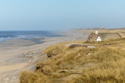Insel Sylt Februar 2025 Ein Blick auf die malerische Küstenlandschaft der dänischen Insel Rømø. Insel Sylt Februar 2025 Strand auf Rømø mit Dünen und typisch dänischem Haus